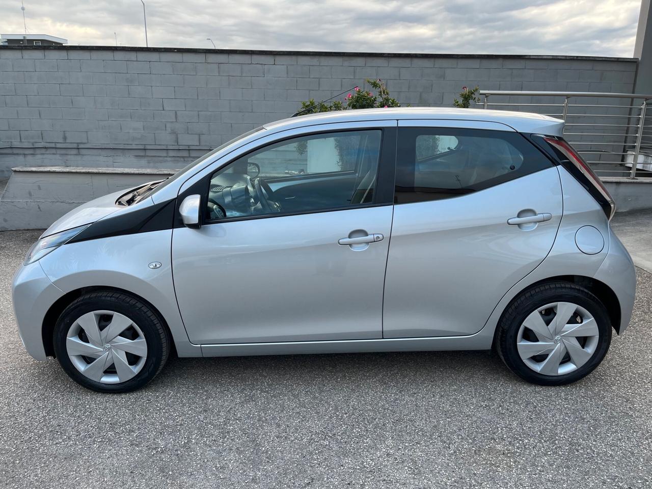 Toyota Aygo 5pt 1.0 Benz. 70cv x-pure CAMERA/TEL/CLIMA PERF.