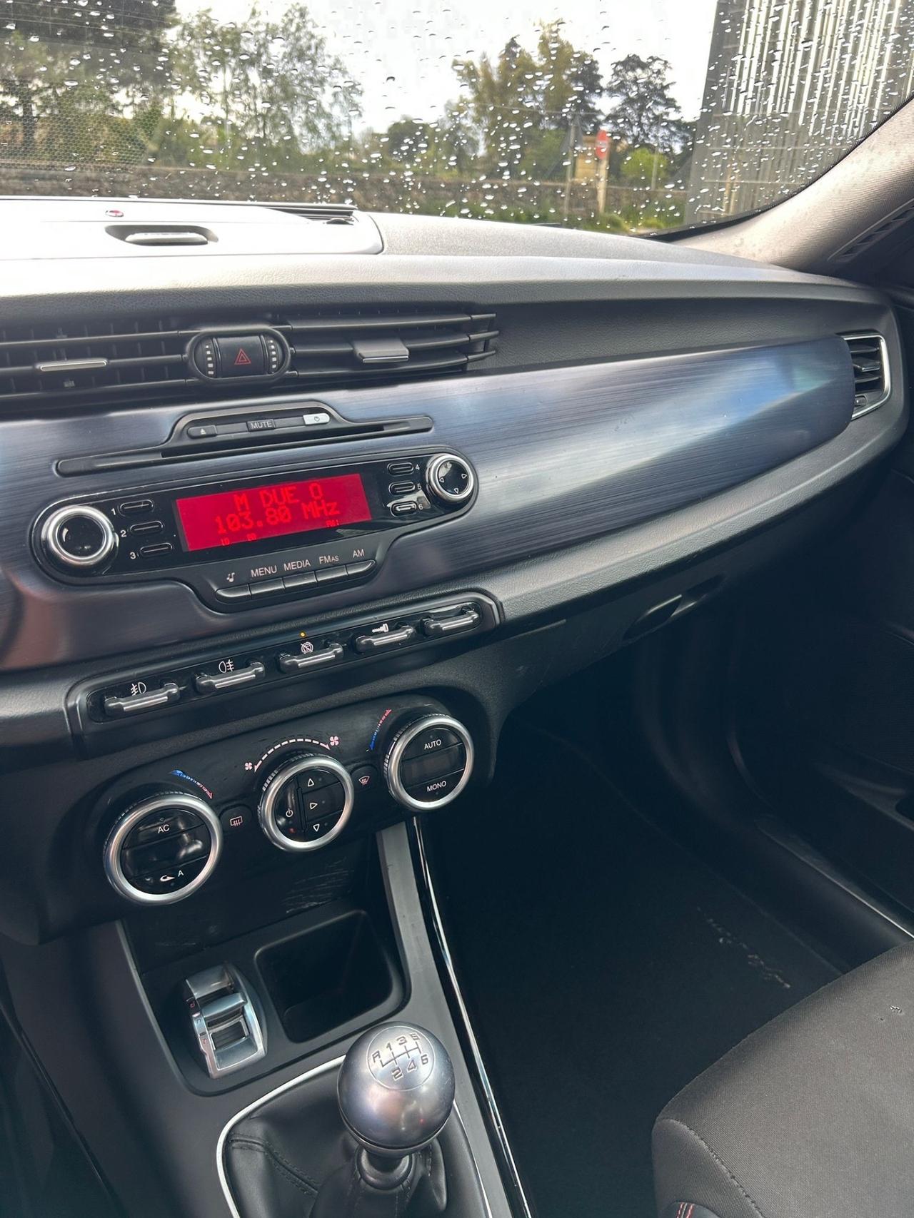 Alfa Romeo Giulietta 2.0 JTDm-2 140 CV Distinctive-2011