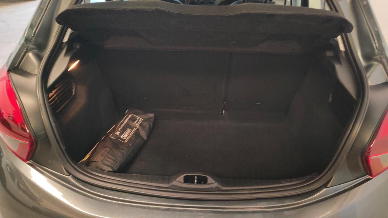 Peugeot 208 1.2 benzina Allure 82cv OK NEOPATENTATI