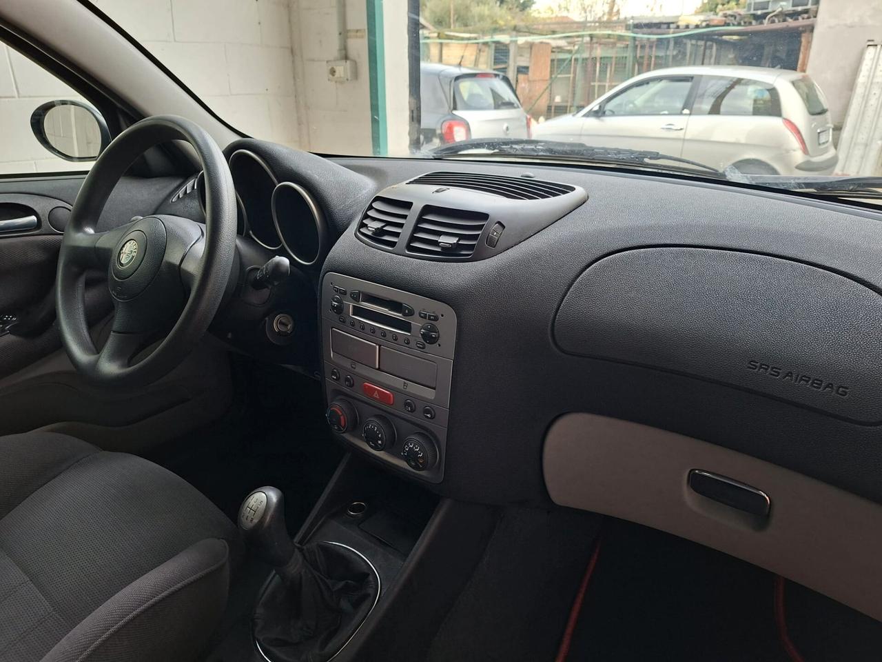 Alfa Romeo 147 1.6i 16V Twin Spark cat 3p. Distinctive