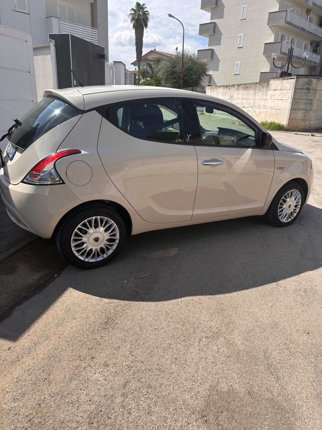 Lancia Ypsilon 1.2 69 CV 5 porte Silver