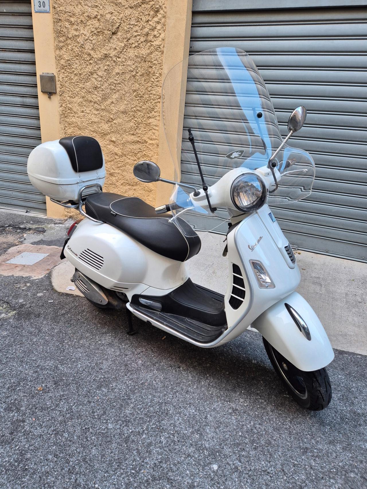 Piaggio Vespa 300 GTS