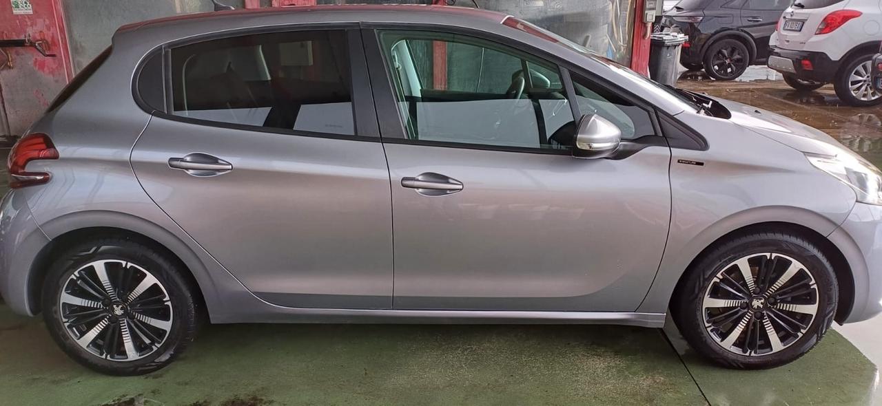 Peugeot 208 PureTech 82 Stop&Start Signature