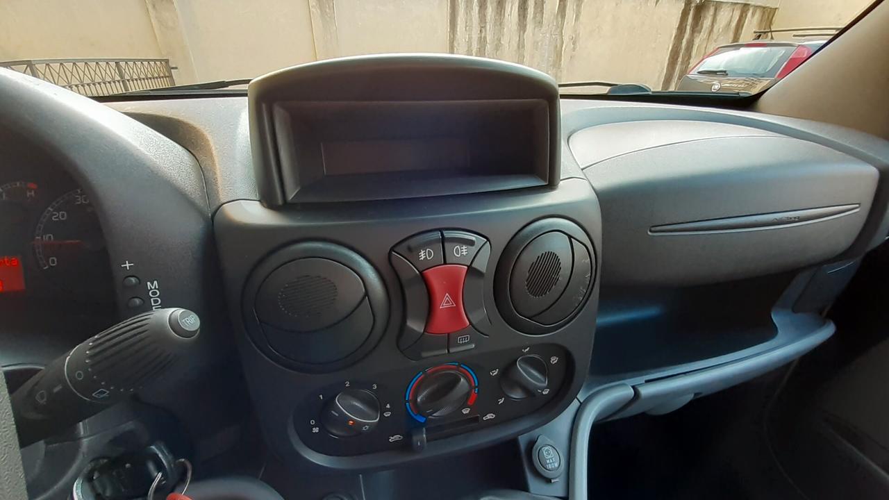 Fiat Doblo trasporto disabili pedana sollevatore