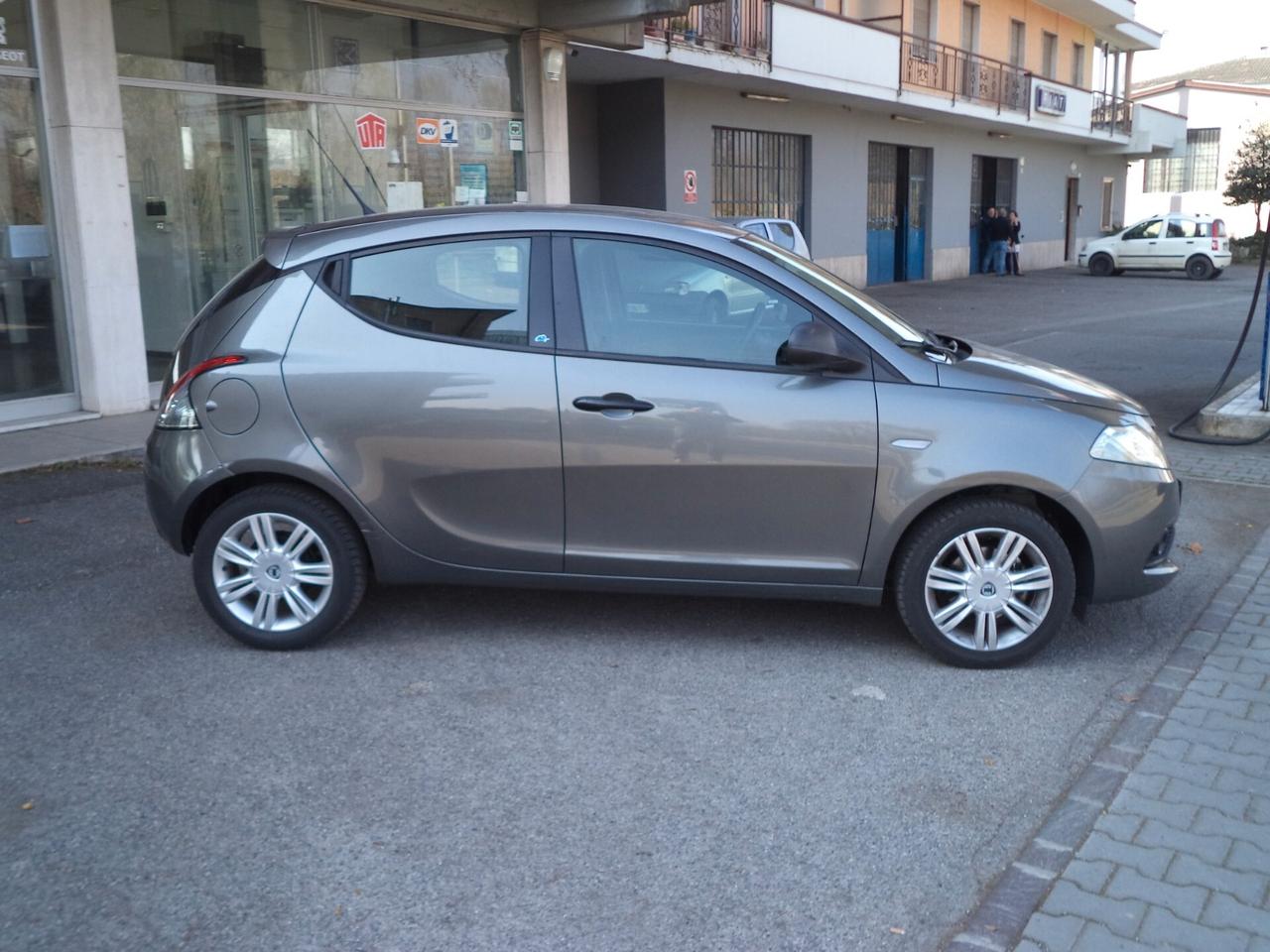Lancia Ypsilon 1.2 69 CV 5 porte Elefantino Blu OK NEOPATENTATI