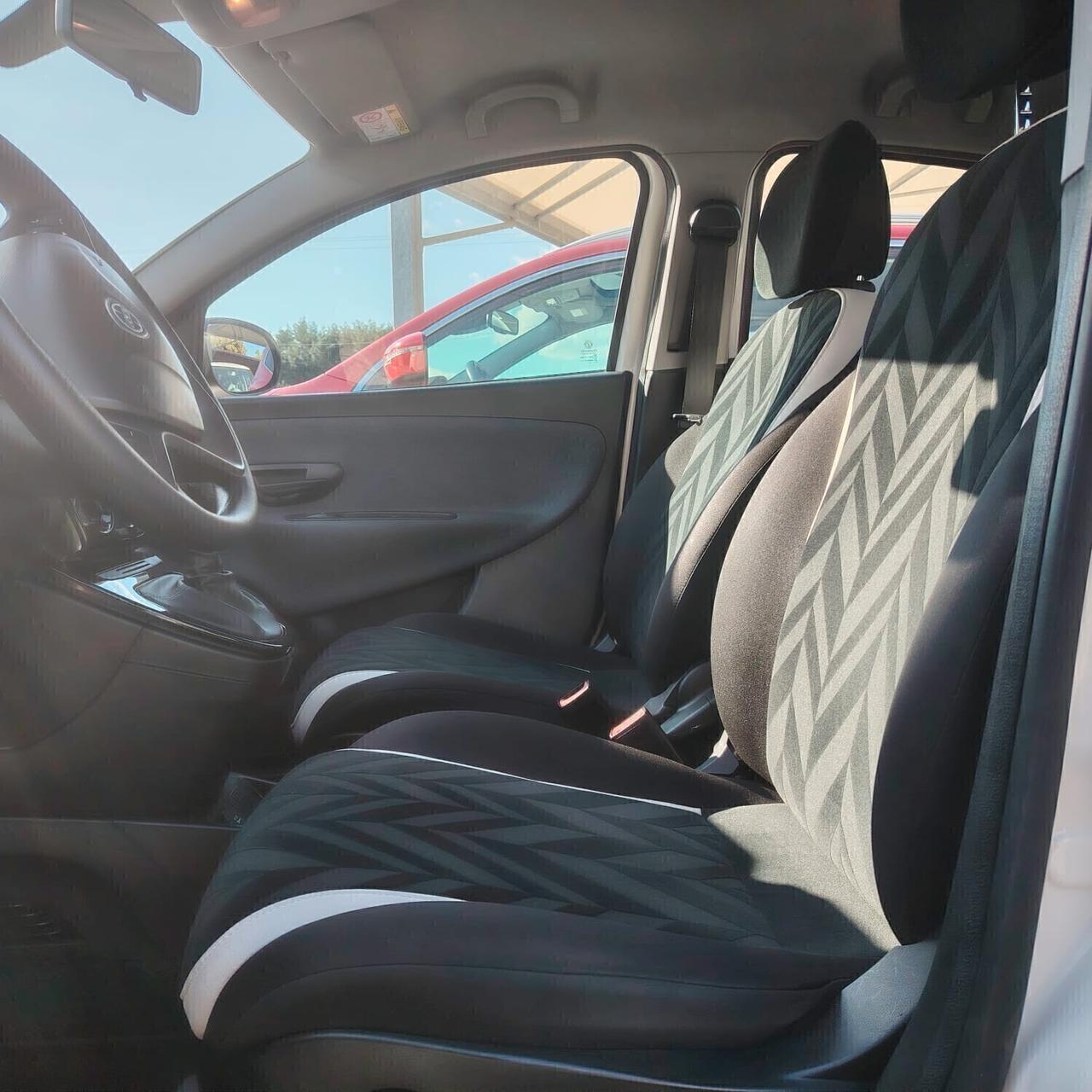Lancia Ypsilon 1.0 FireFly 5 porte S&S Hybrid Ecochic Silver