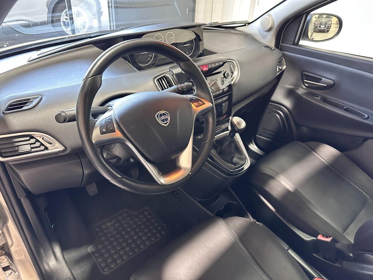 Lancia Ypsilon 1.3 MJT 16V 95 CV - PLATINO - TETTO