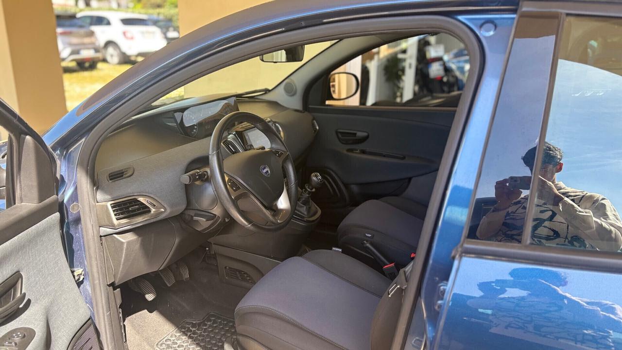 Lancia Ypsilon 1.0 FireFly 5 porte S&S Hybrid Gold