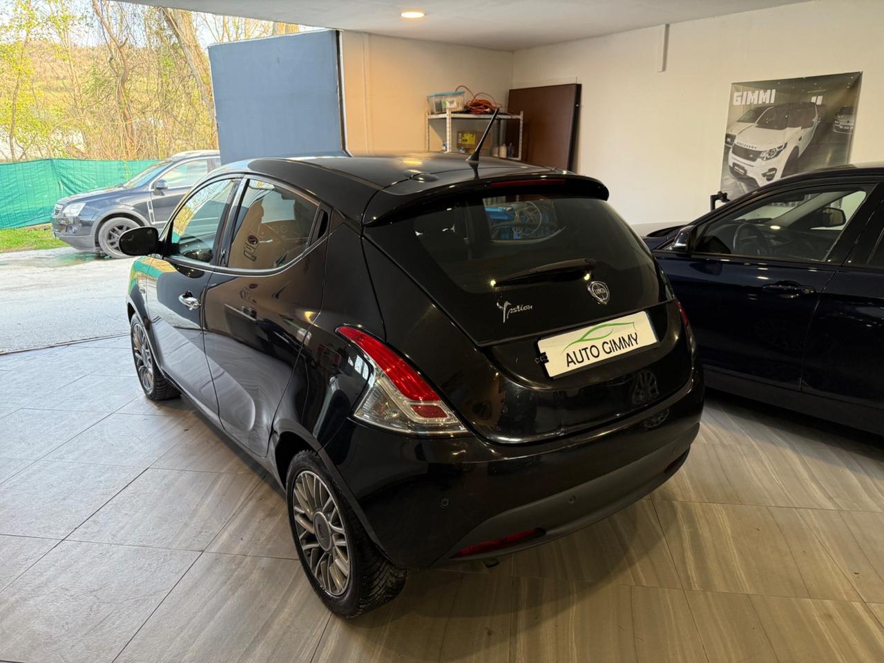 Lancia Ypsilon 0.9 GPL BENZINA ANNO 2011 neopatentati
