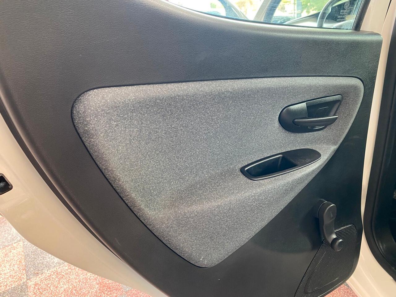Lancia Ypsilon 1.0 Hybrid Silver