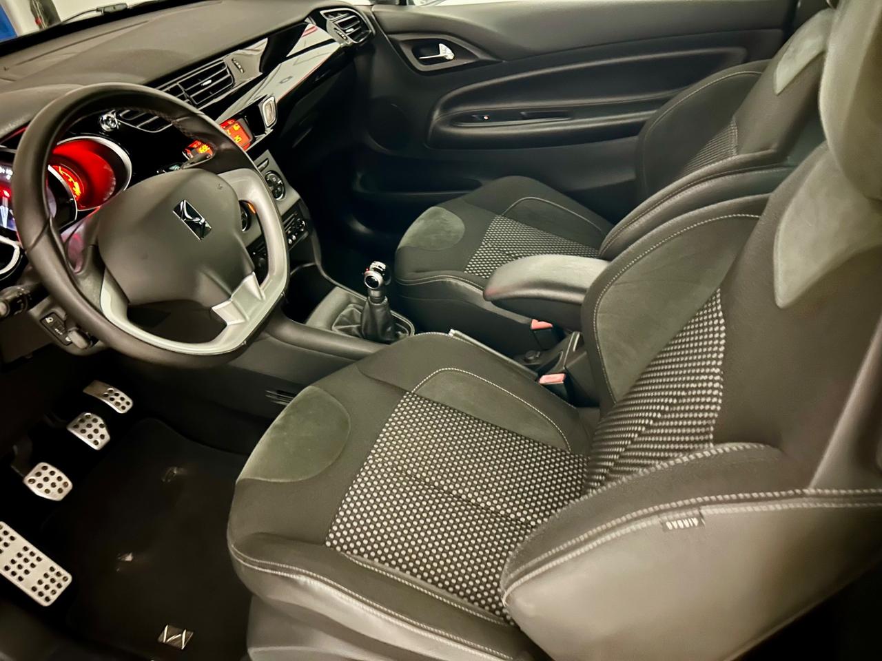 Ds DS3 3 1.4 VTi 95 Just Black