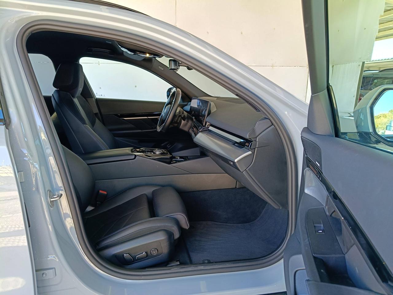 BMW Serie 5 G61 2024 Touring - 520d Touring 48V xdrive MSport Pro auto