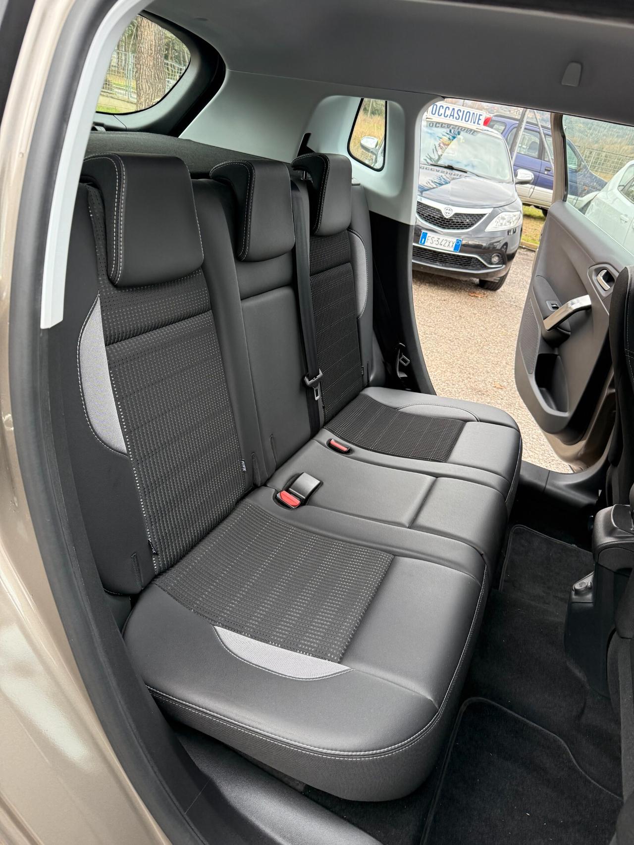 " SOLO 40.000 KM " Peugeot 2008 Benz. Allure