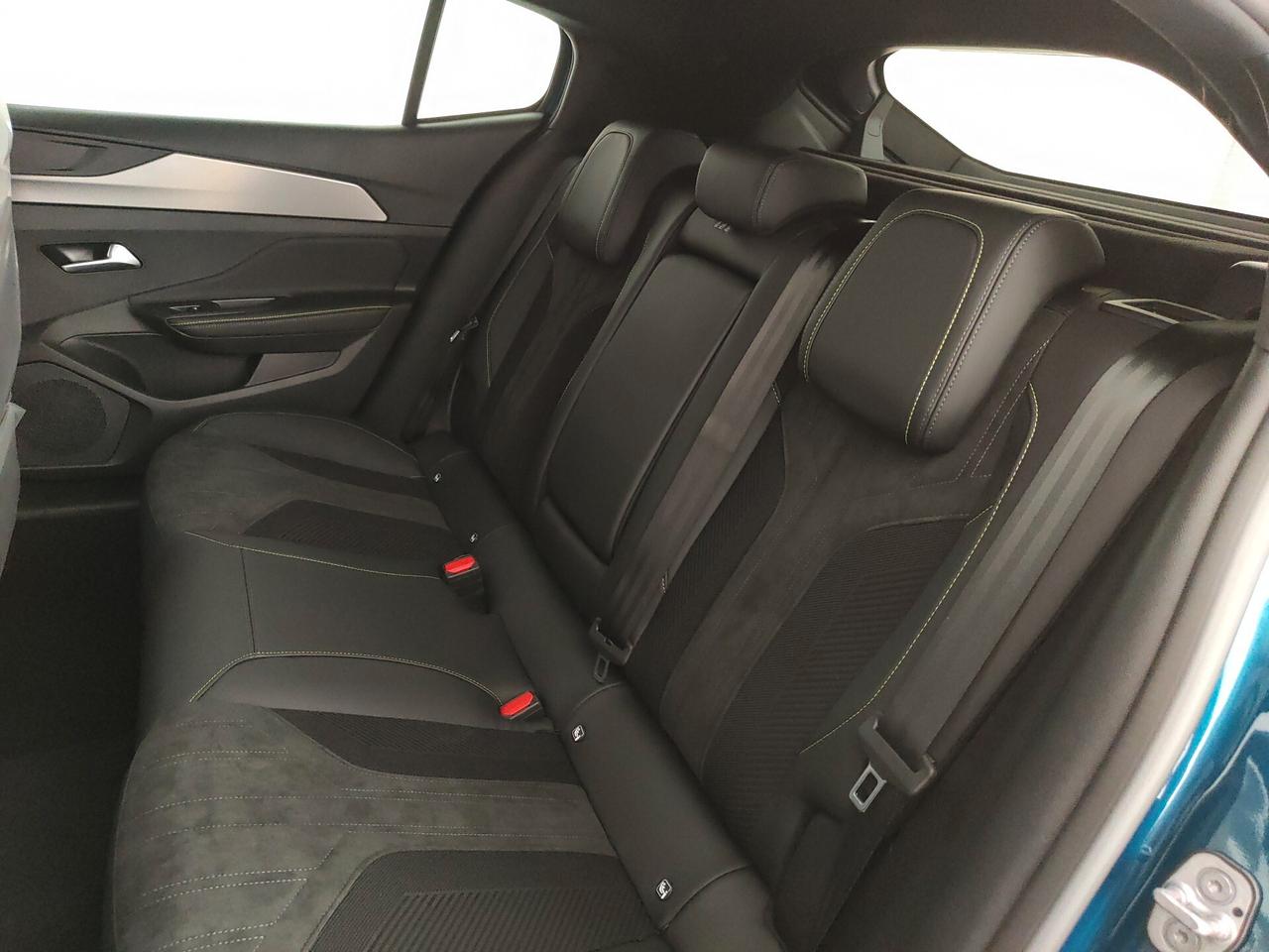Peugeot 408 Hybrid 136 e-DCS6 GT