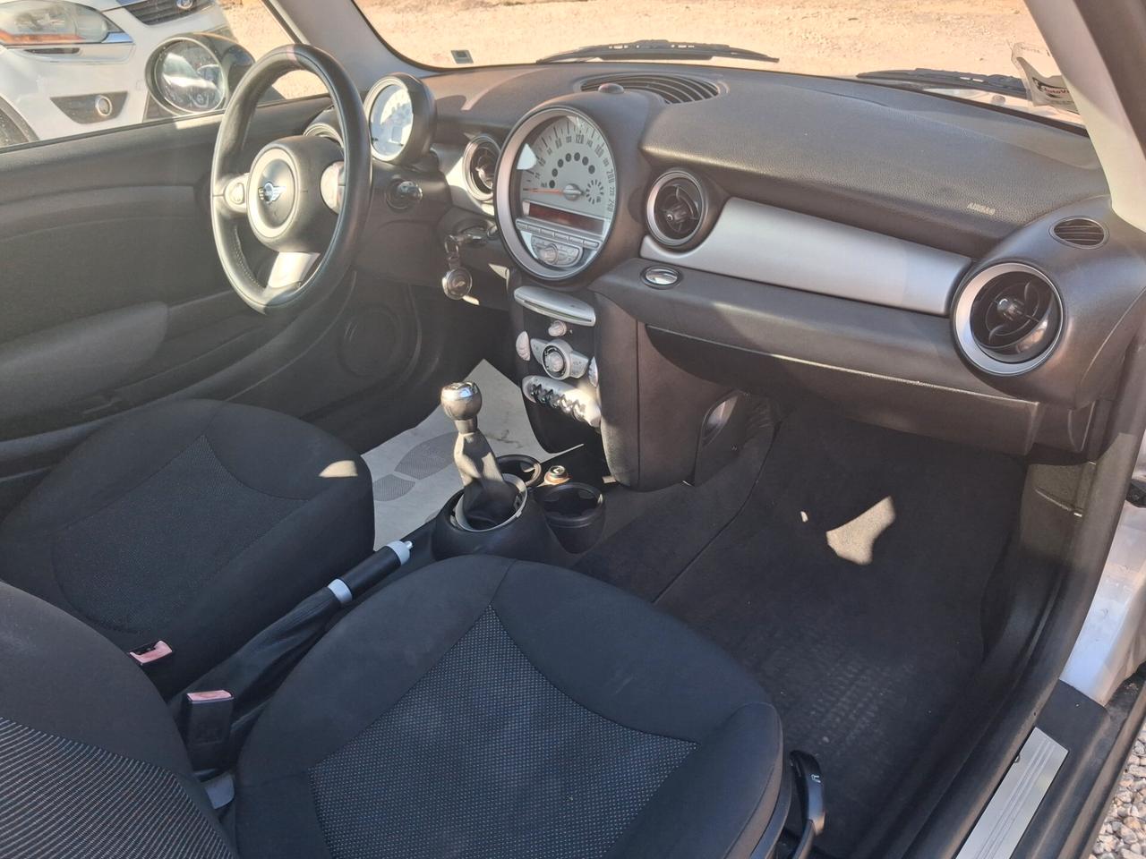 Mini Cooper 1.6 benzina tenuta benissimo
