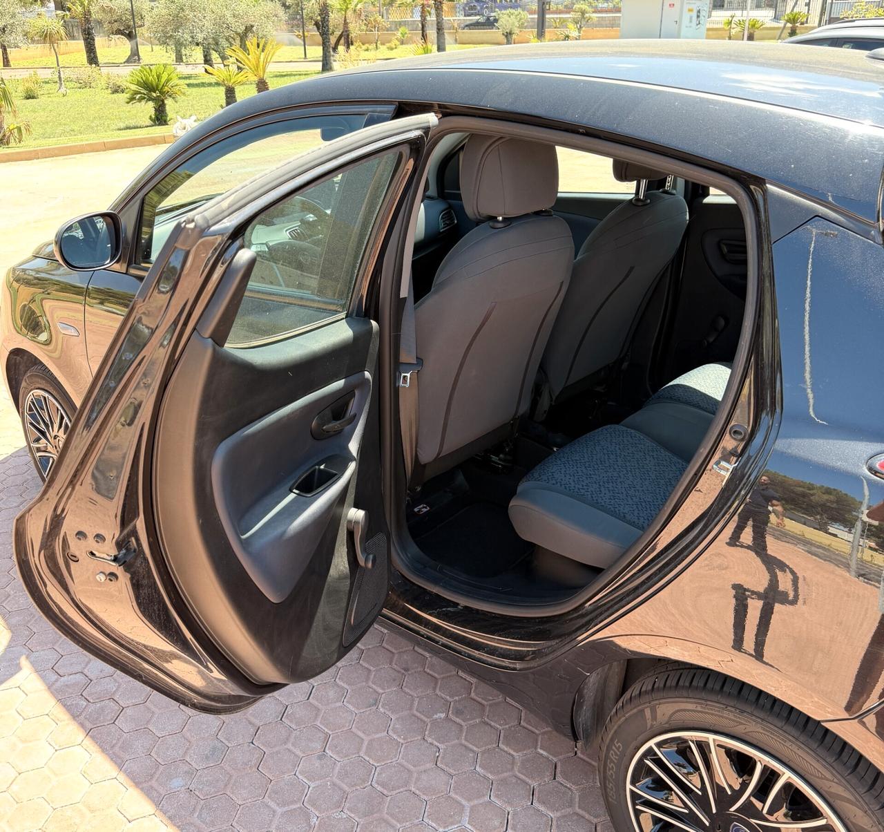 Lancia Ypsilon 1.0 Hybrid Gold | Compatta, Elegante e Super Accessoriata