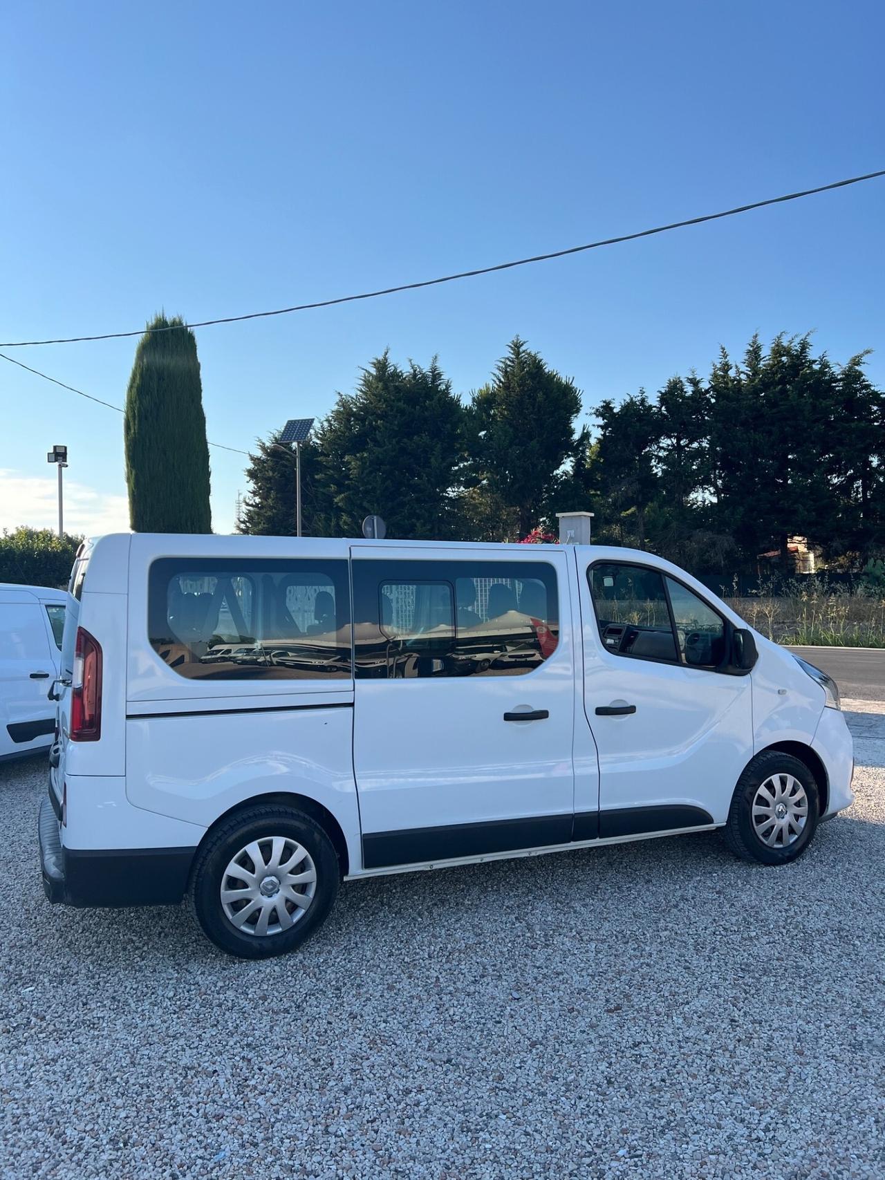 Renault Trafic 9 posti auto iva deducibile