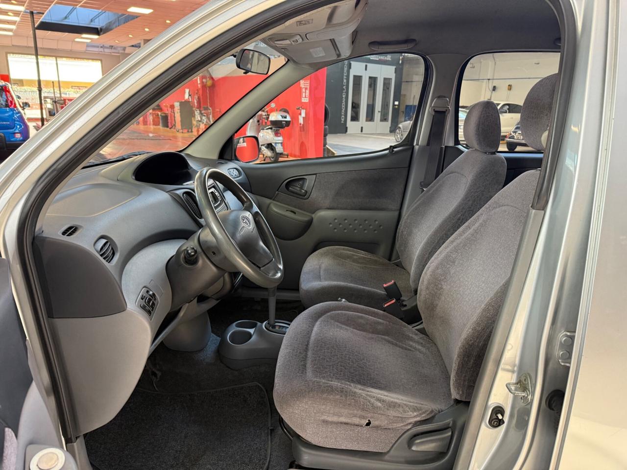 Toyota Yaris verso 1.0i cabio automatico