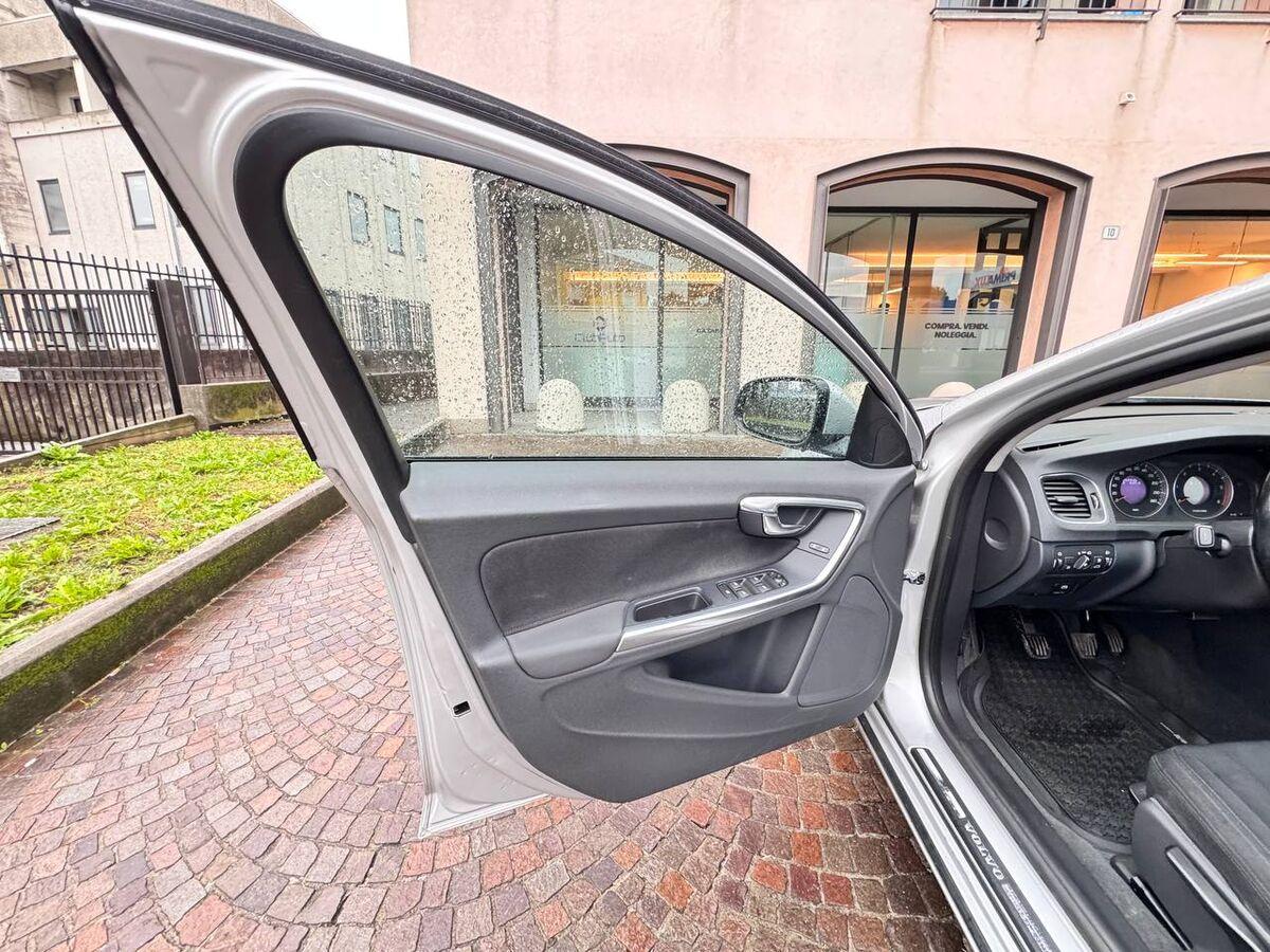 Volvo V60 I 2010 V60 2.0 D3 Summum