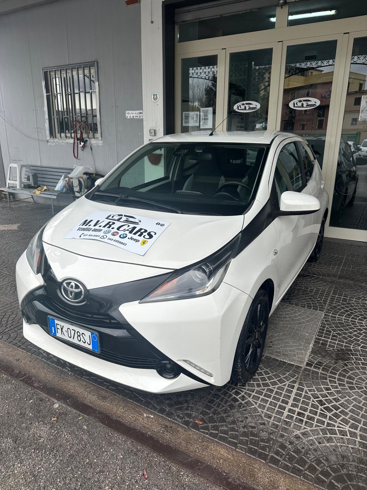 Toyota Aygo 1.0 VVT-i 69 CV 5 porte x-black TSS