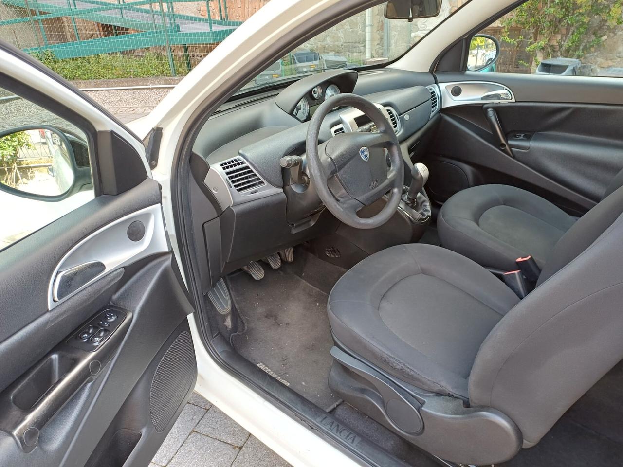 Lancia Ypsilon 1.3 MJT 75 CV Unyca