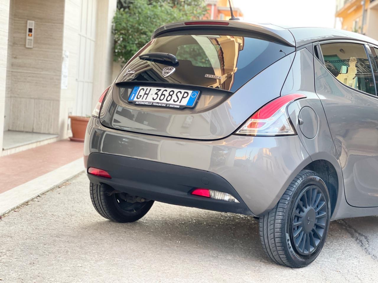 Lancia Ypsilon 1.0 5 porte S&S Hybrid Silver 2022