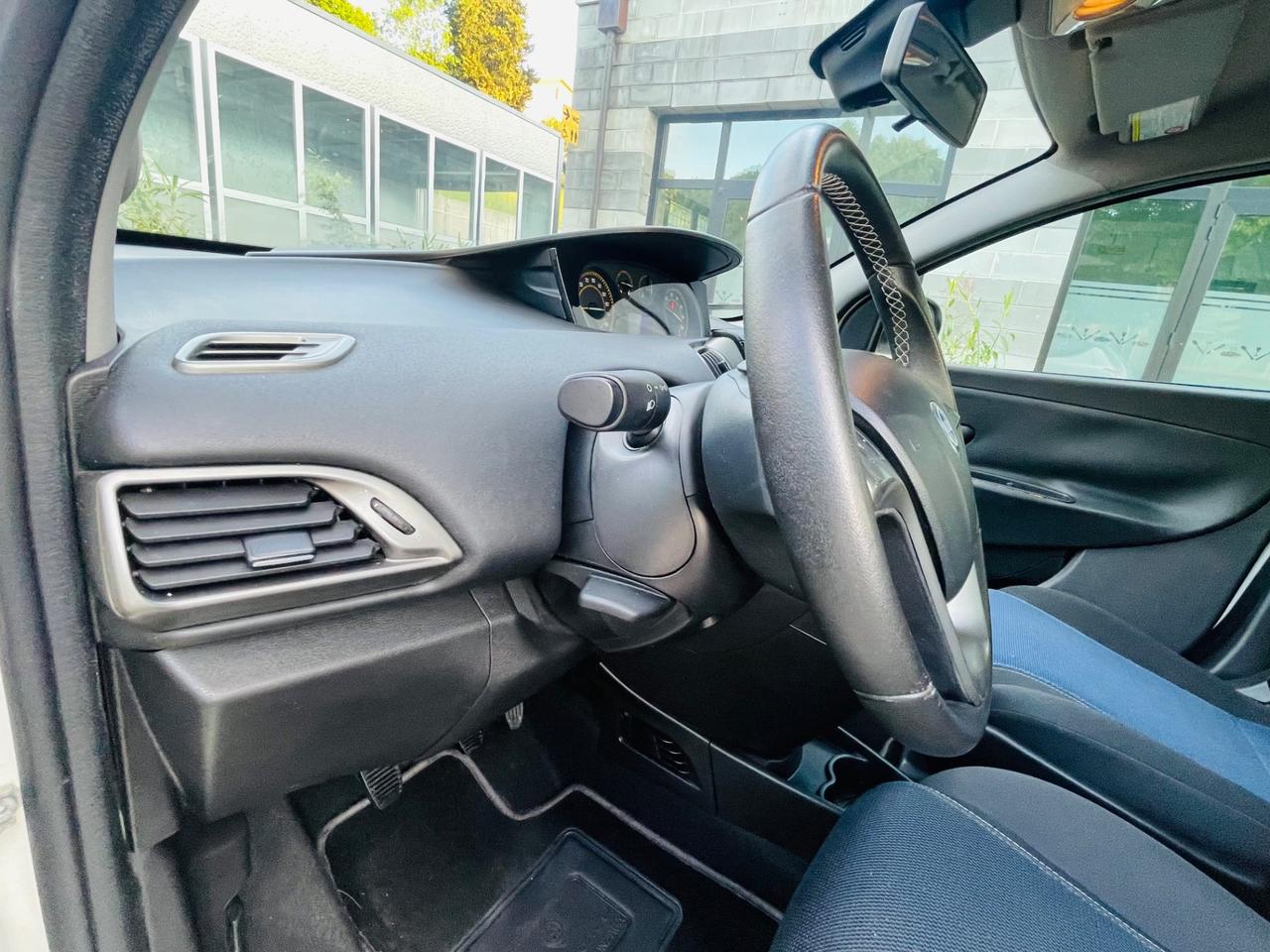 Lancia Ypsilon S 1.2 GPL momo design