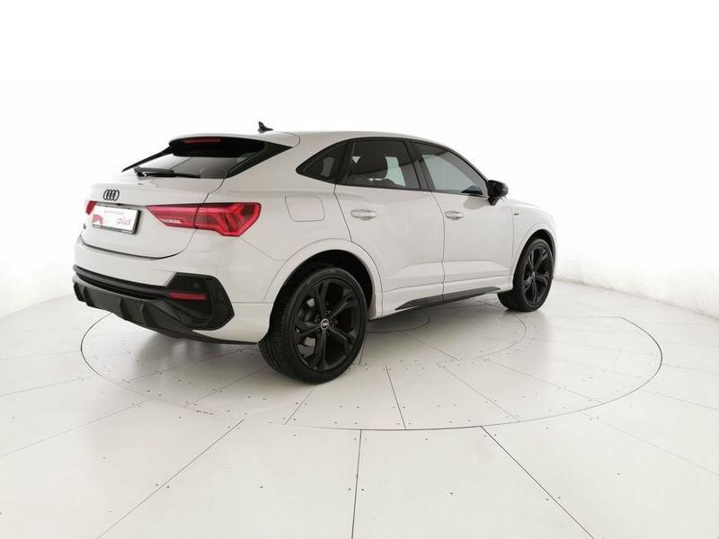 Audi Q3 Sportback 35 2.0 tdi Identity Black s-tronic
