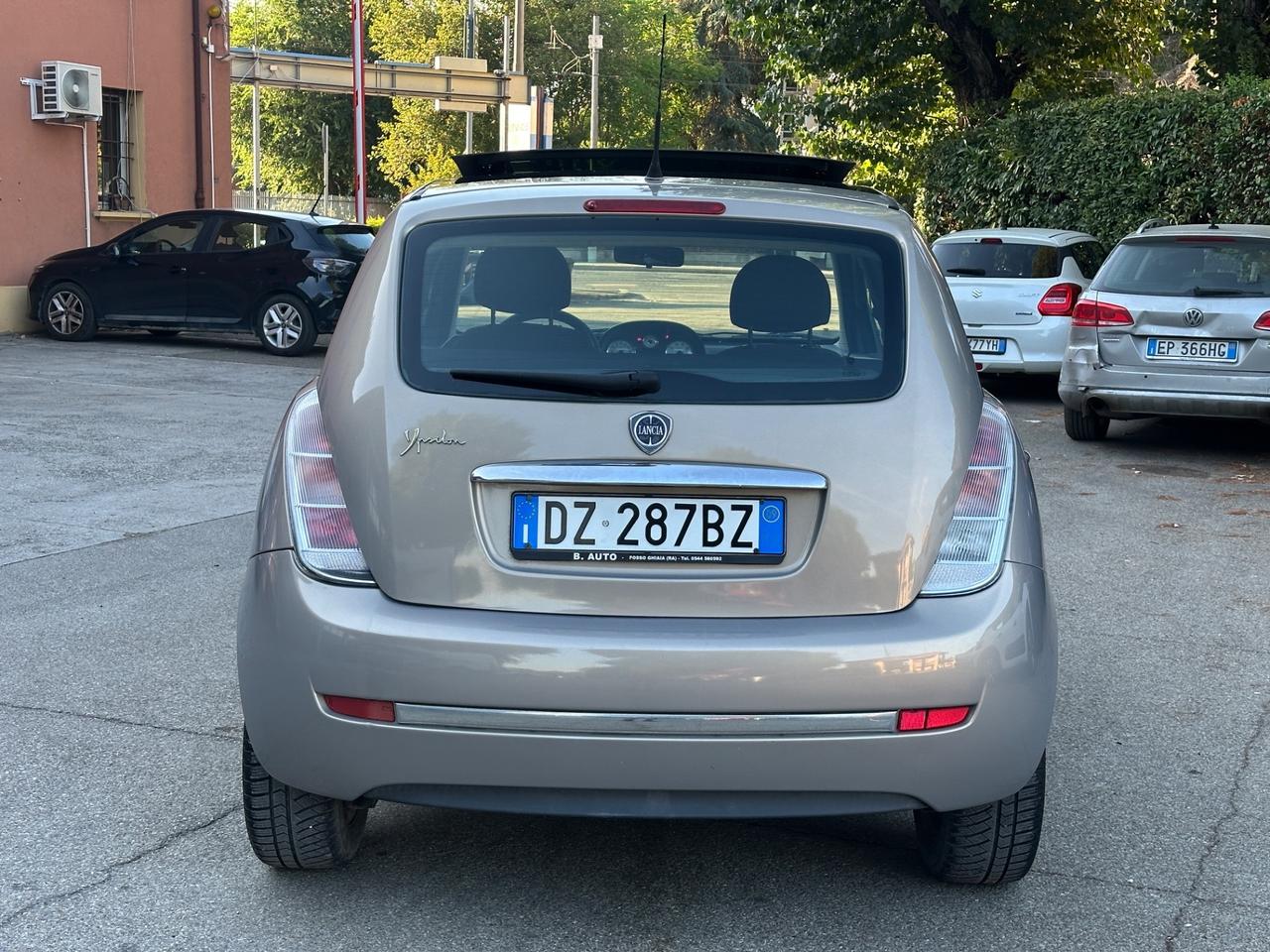 Lancia Ypsilon 1.3 MJT 75 CV Versus