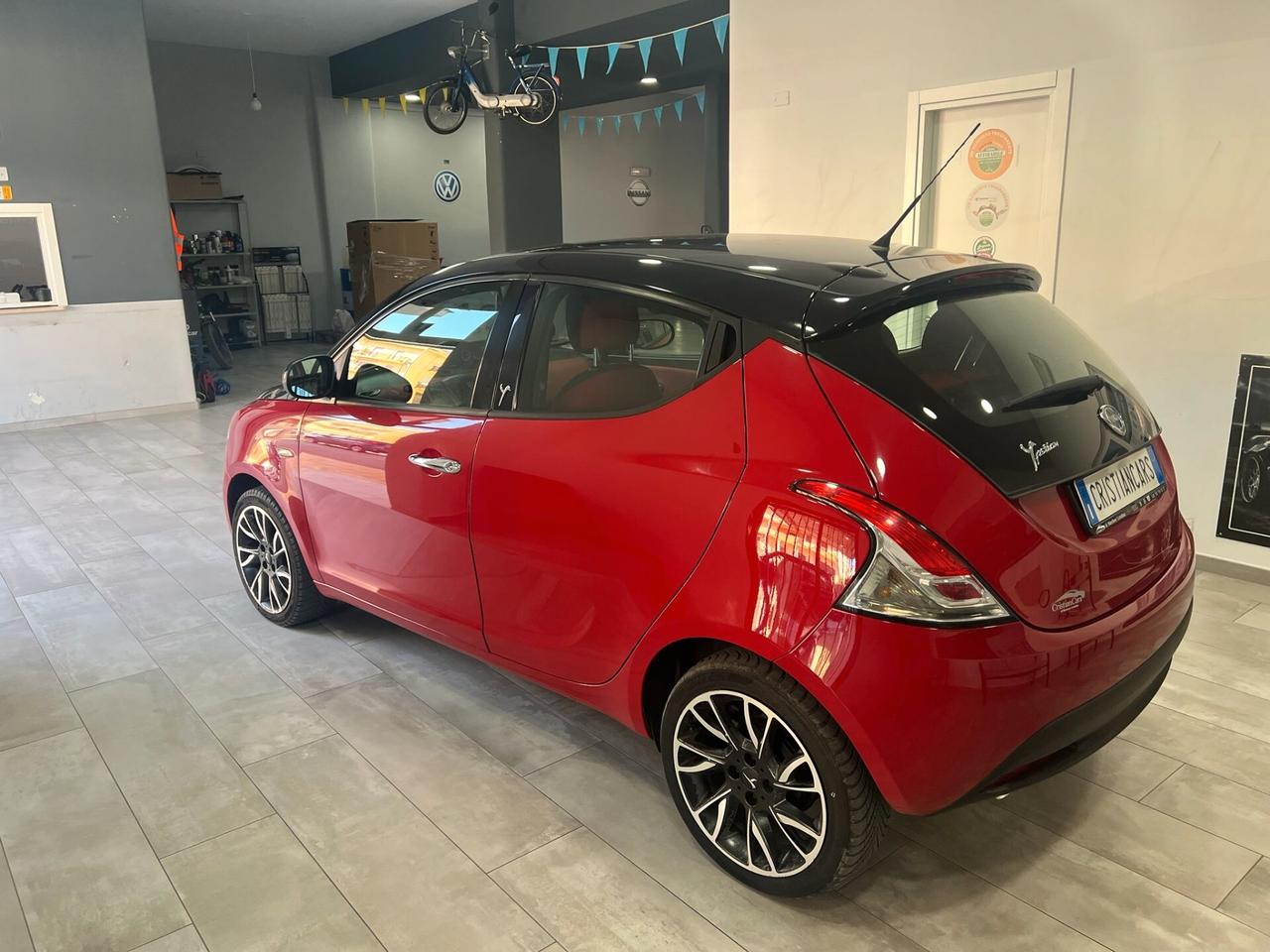 Lancia Ypsilon 1.2 69 CV 5 porte S&S Black&Red