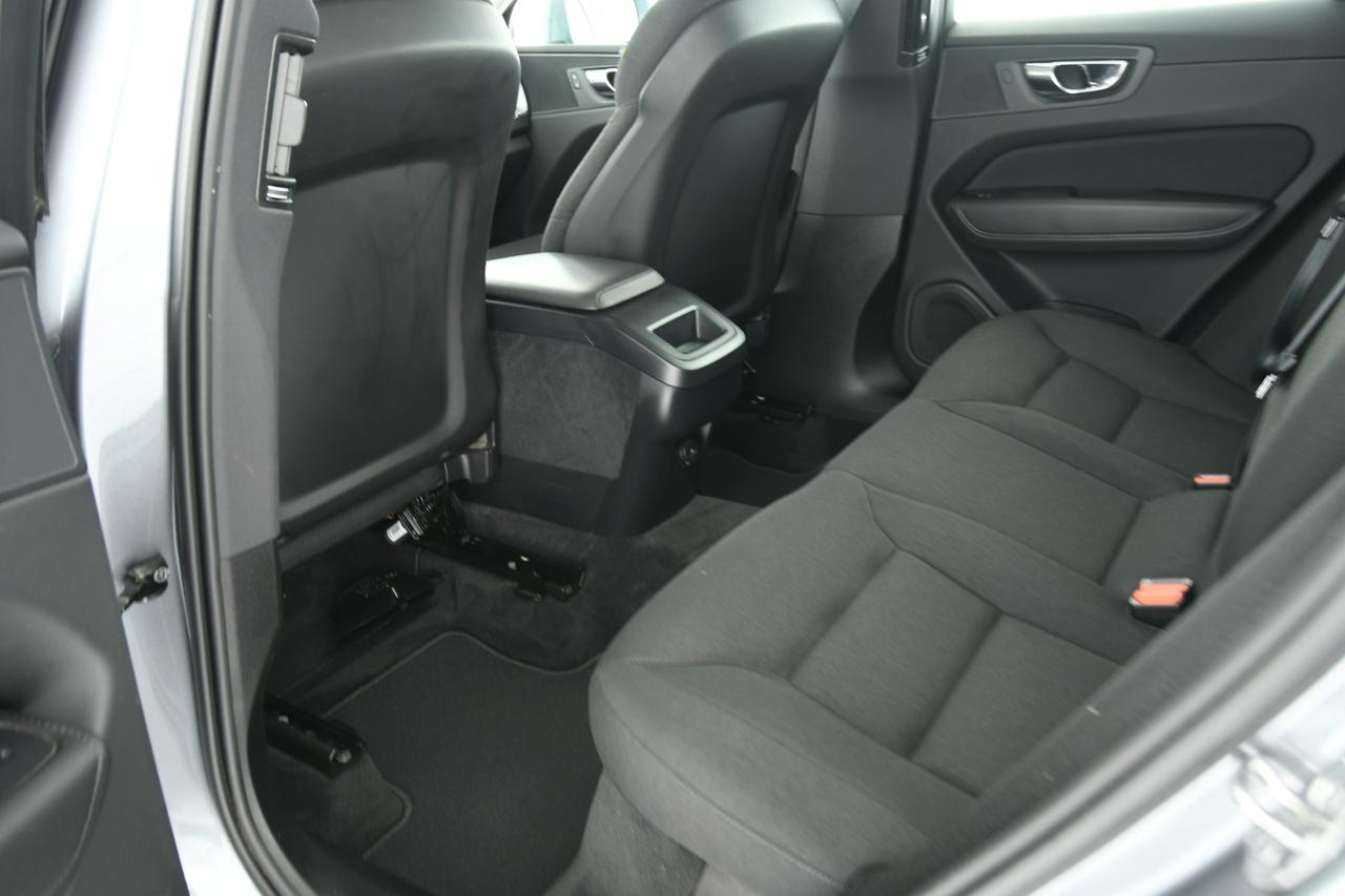 VOLVO XC60 2.0 b4 Momentum Pro awd auto CAMERA+APP CONNECT