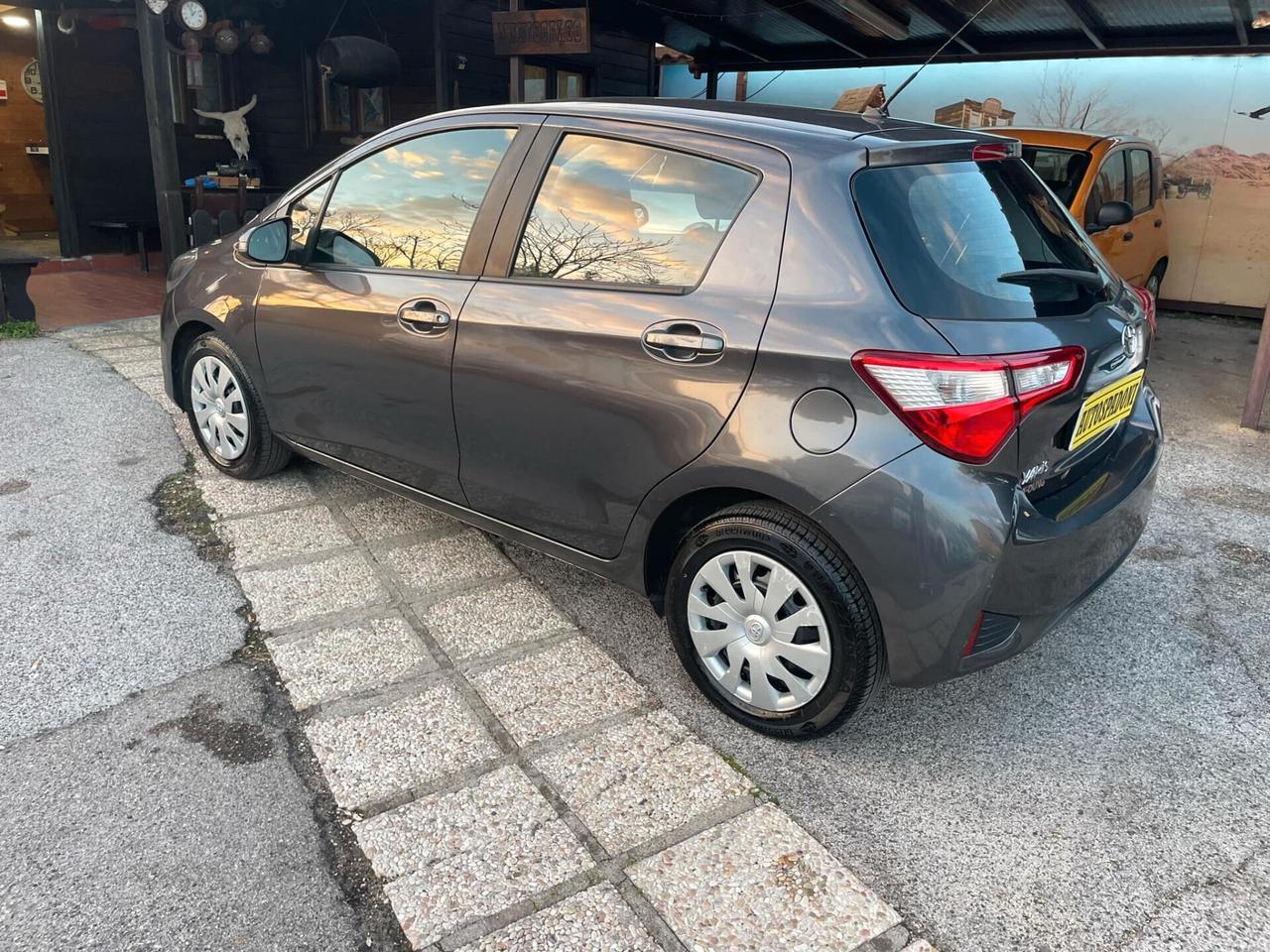 Toyota Yaris 1.0 5 porte Loung E6 NEOPATENTATI