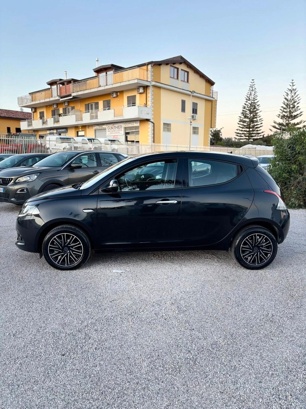 Lancia Ypsilon 1.0 FireFly 5 porte S&S Hybrid Silver Plus