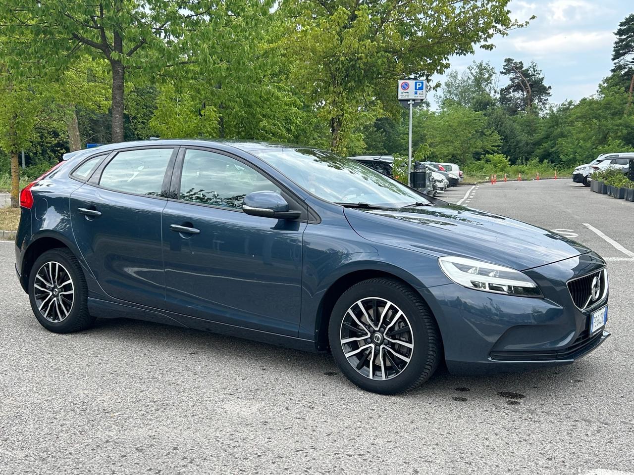Volvo V40 D2 Geartronic R-Design | Navi LED PDC Cruise Uniproprietario