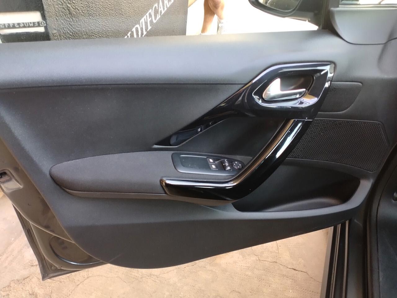 Peugeot 208 1.4 HDi 68 CV 5 porte Allure