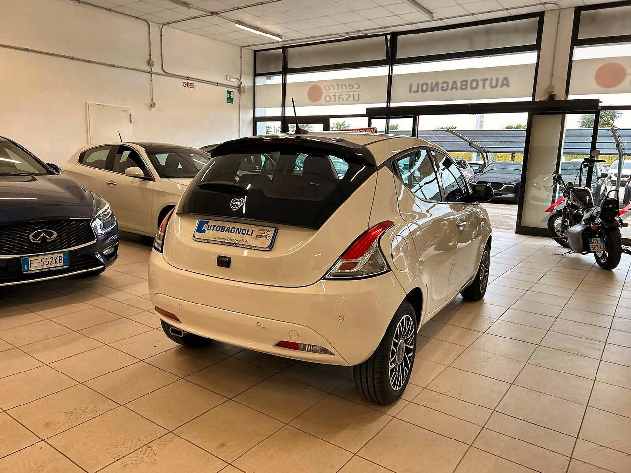 Lancia Ypsilon PLATINO 1.0 FireFly Hybrid SPOTICAR