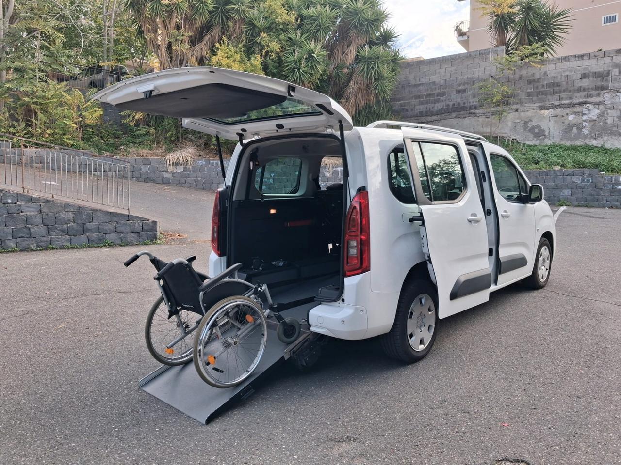 Opel Combo Life Pianale ribassato con rampa disabili in carrozzina