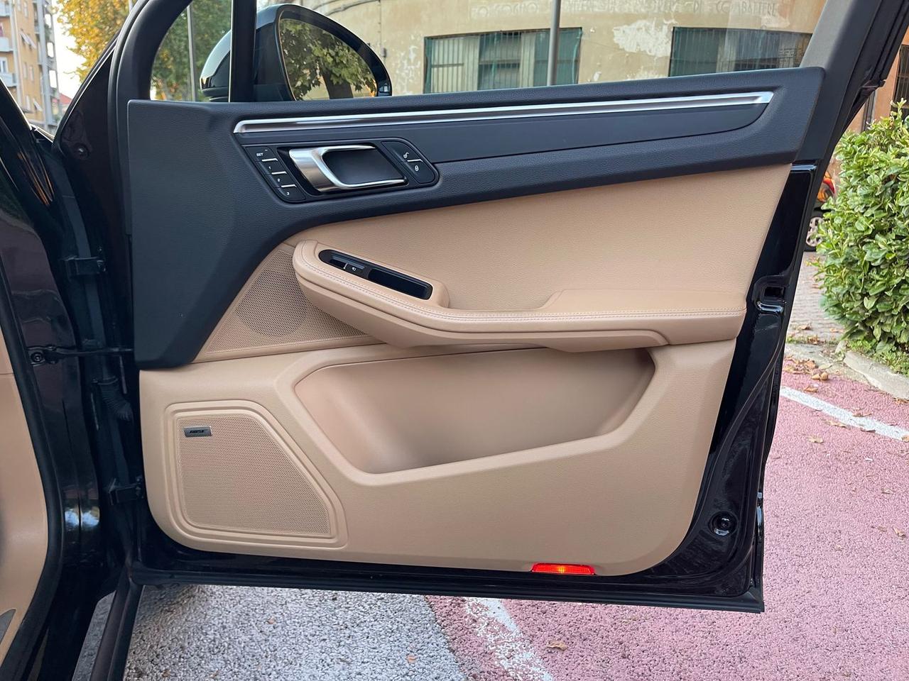 Porsche Macan -- 2.0 #7143