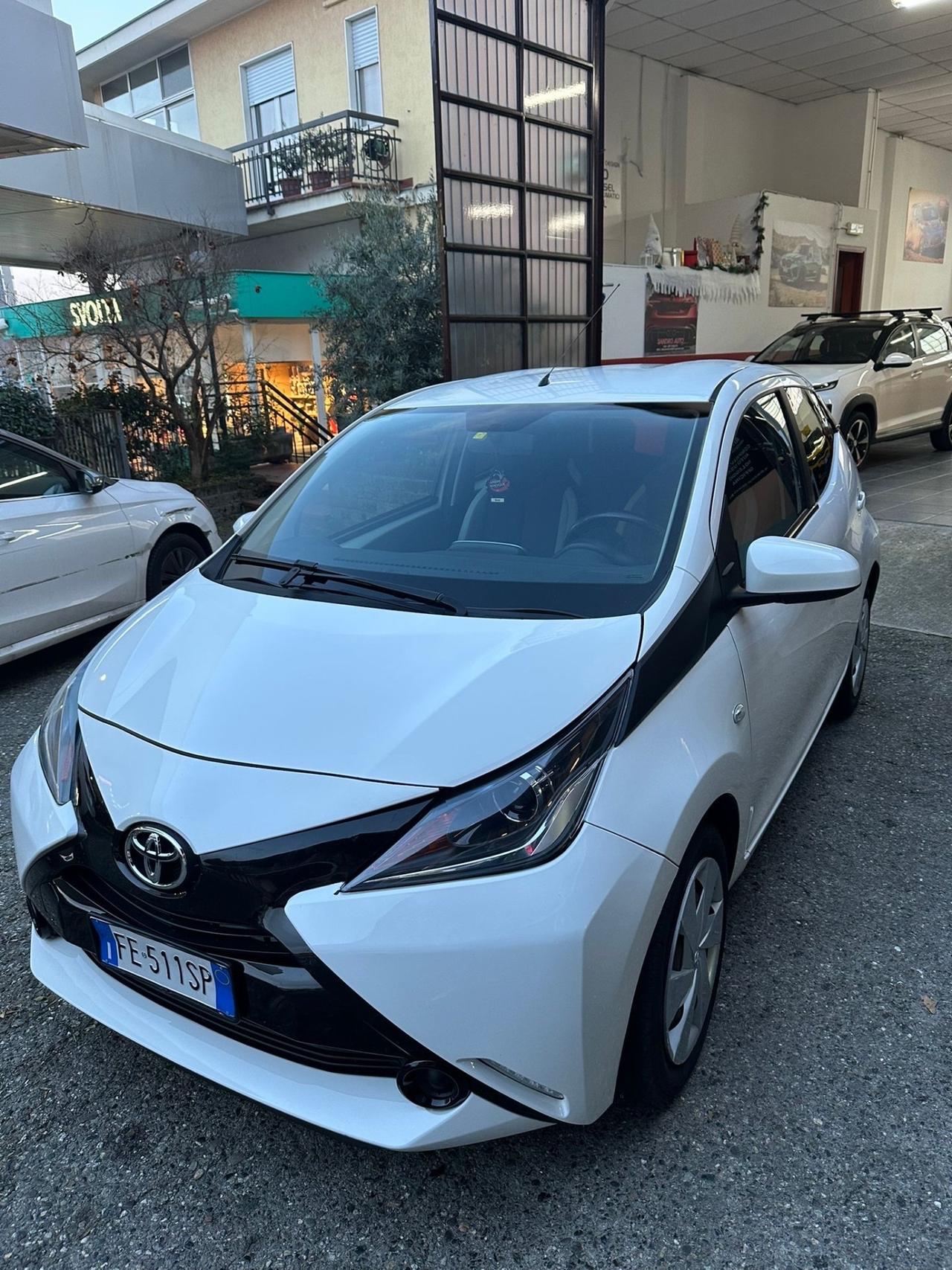 Toyota Aygo 1.0 VVT-i 69 CV 5 porte x-play