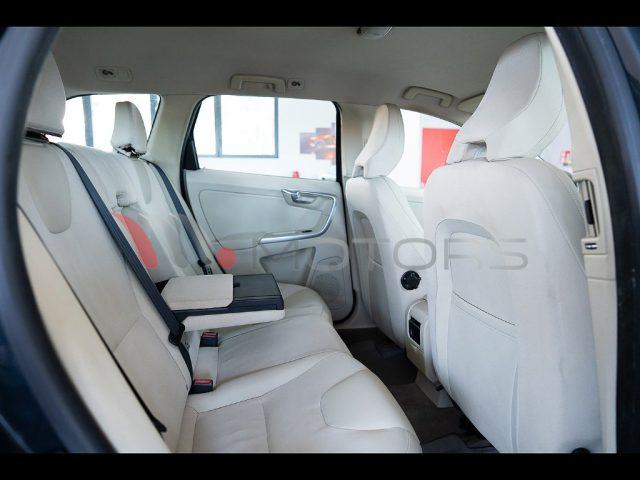 VOLVO XC60 2.4 d3 Momentum AWD 163 CV Geartronic