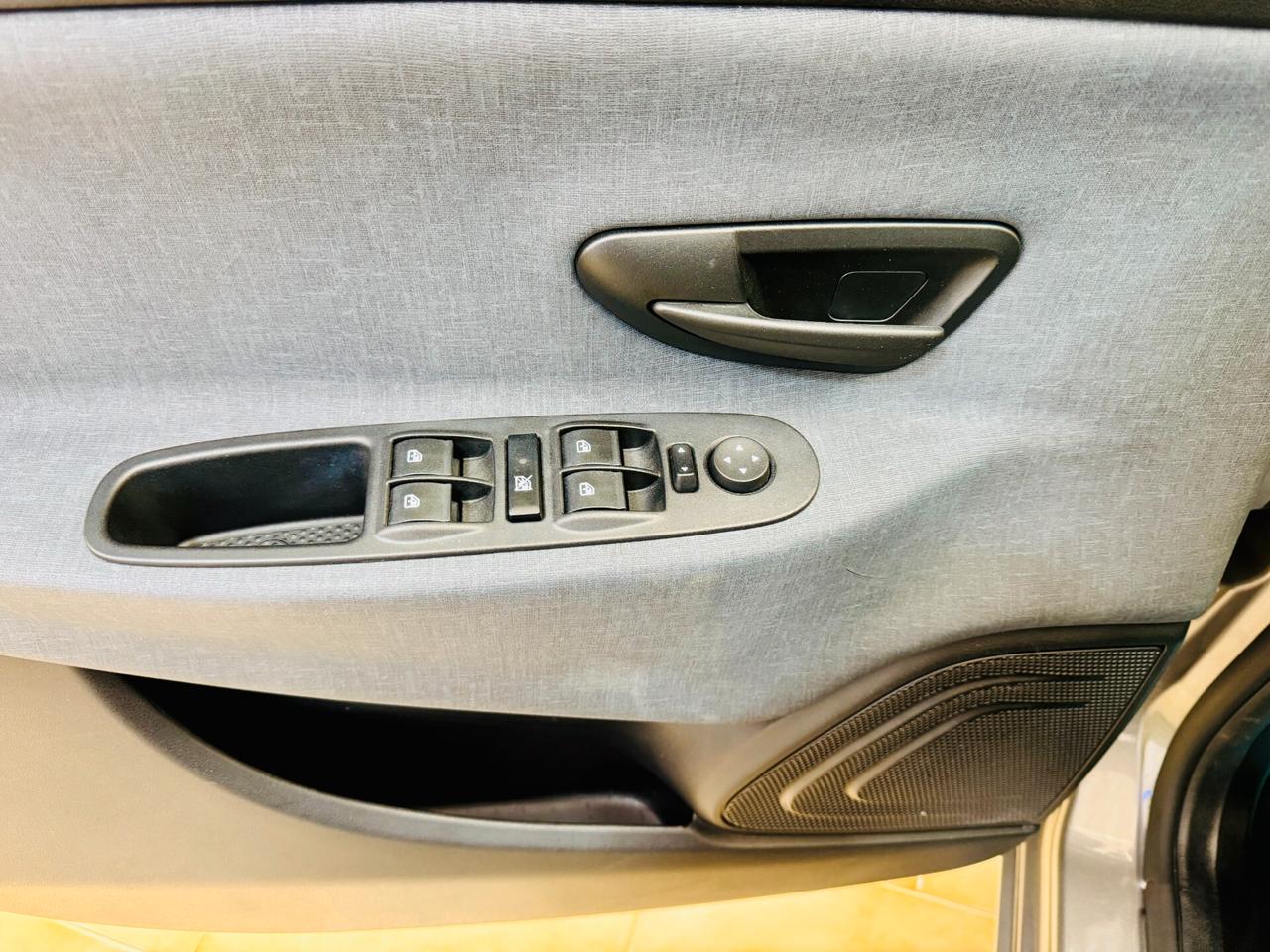 Lancia Ypsilon 1.0 Hybrid Silver / CarPlay S&S