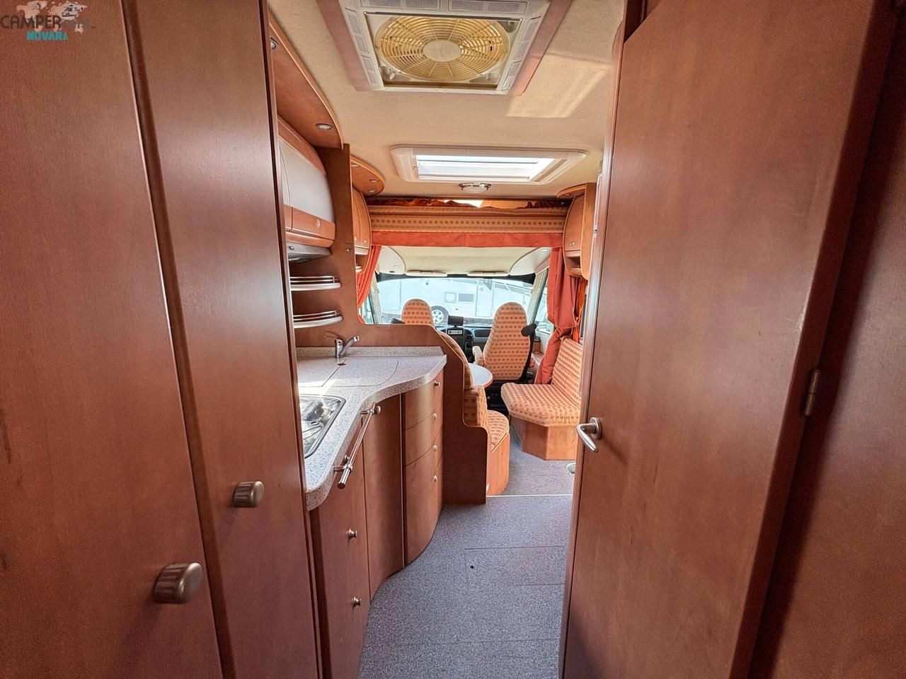 CARTHAGO CHIC I 47 - motorhome con letto matrimoniale in coda ed ampio garage