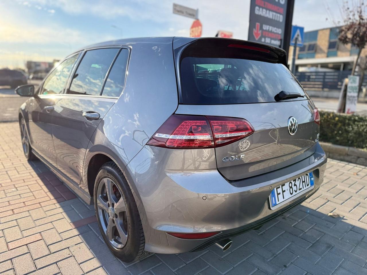 Volkswagen Golf 1.6 TDI 110 CV DSG R-LINE