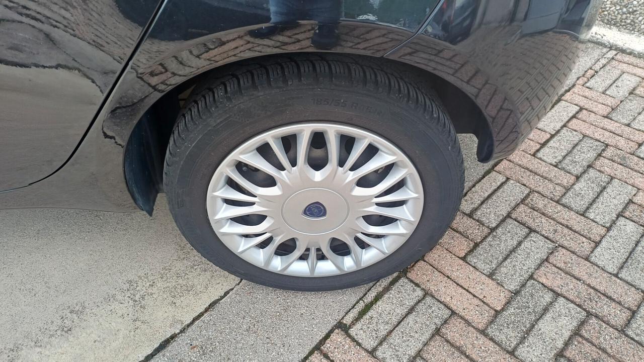 Lancia Ypsilon 1.2 69 CV 5 porte GPL Ecochic Silver OK Neopatentati