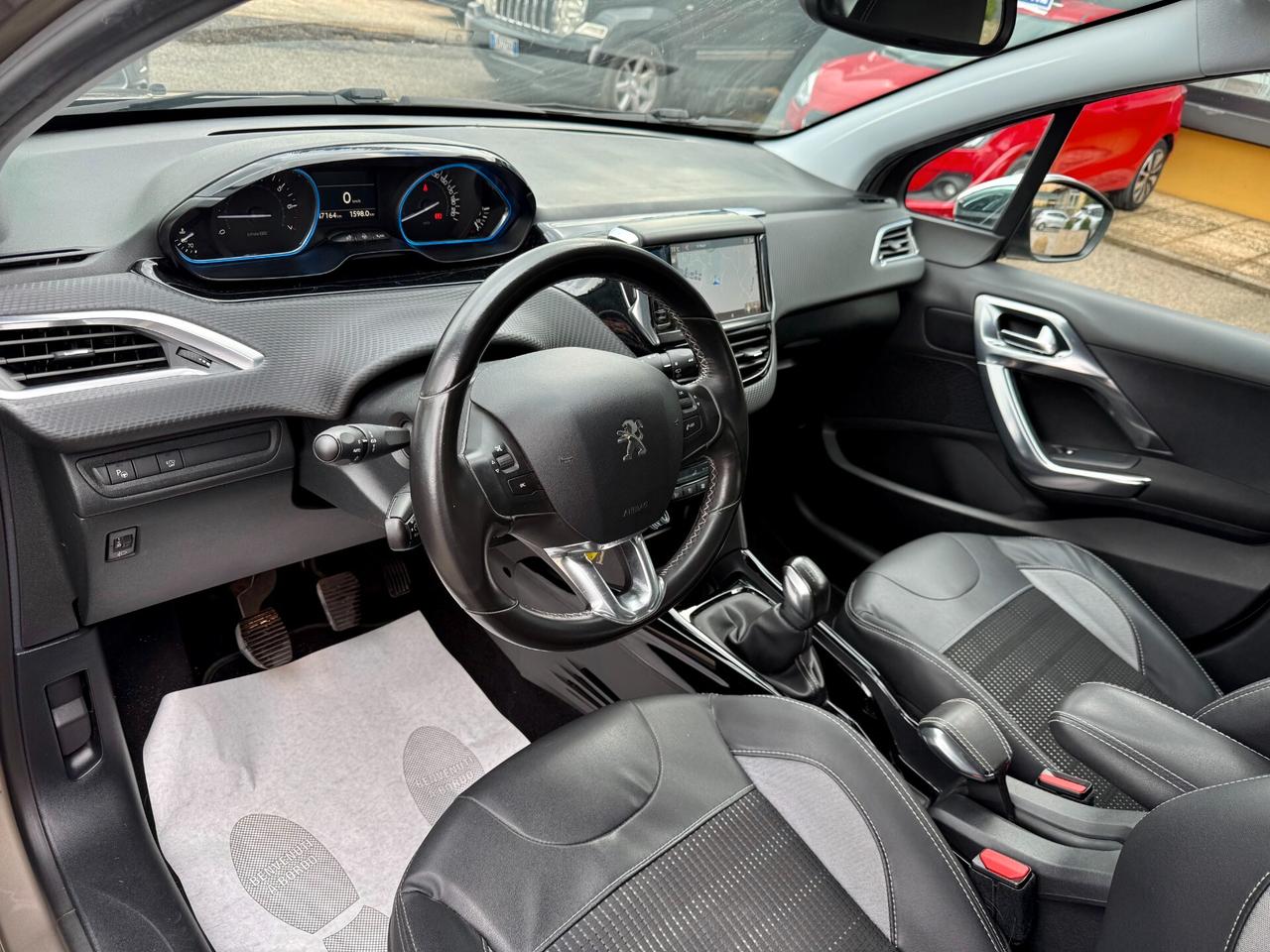 " SOLO 40.000 KM " Peugeot 2008 Benz. Allure