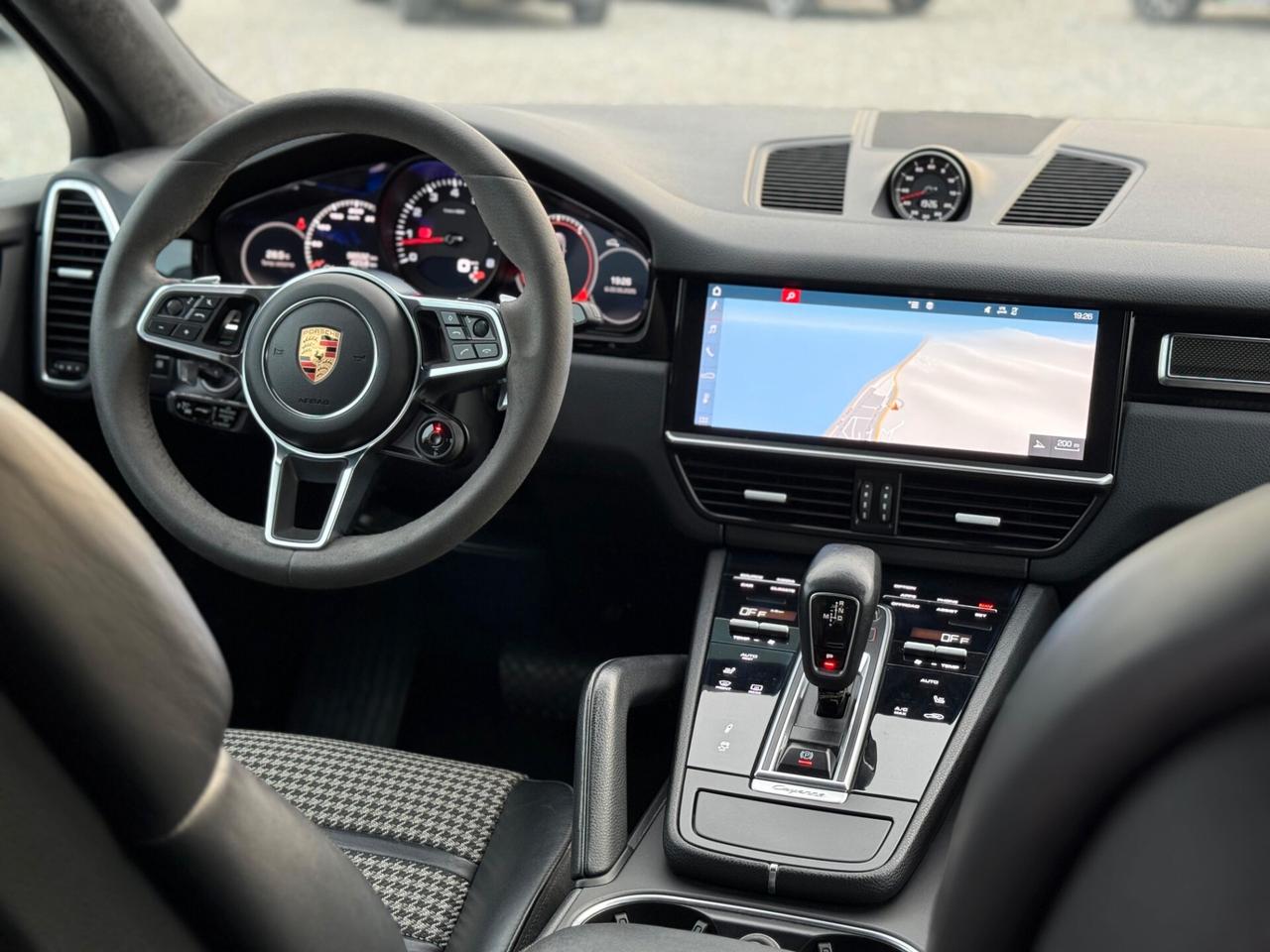 Porsche Cayenne Coupé Allestimento GTS