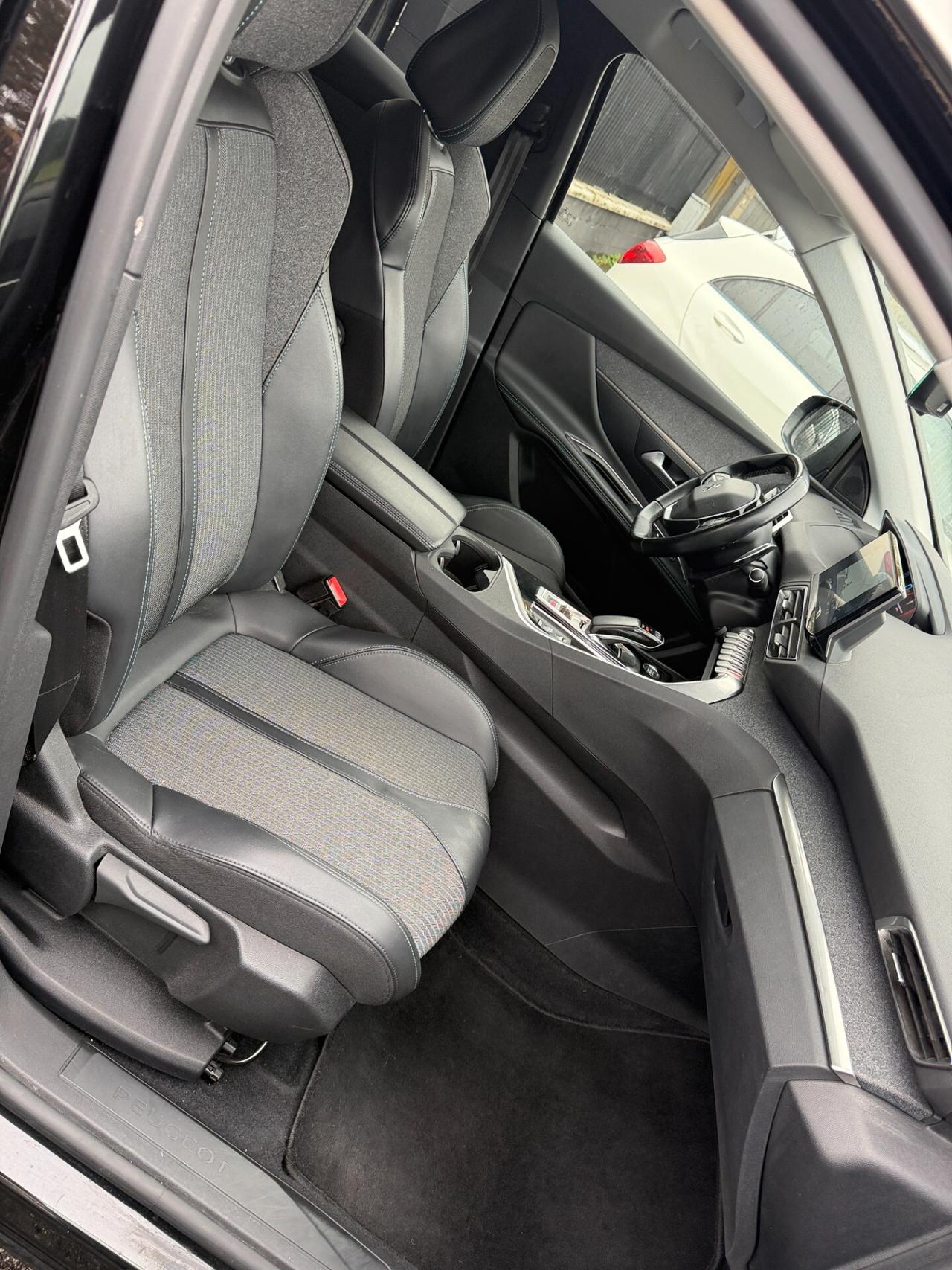 Peugeot 3008 Hybrid 225 e-EAT8 Allure Pack