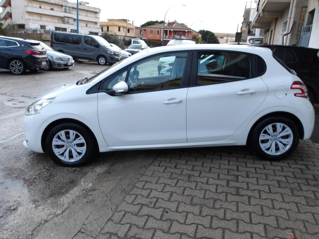 Peugeot 208 5 Porte 208 5p 1.4 hdi 8v Active