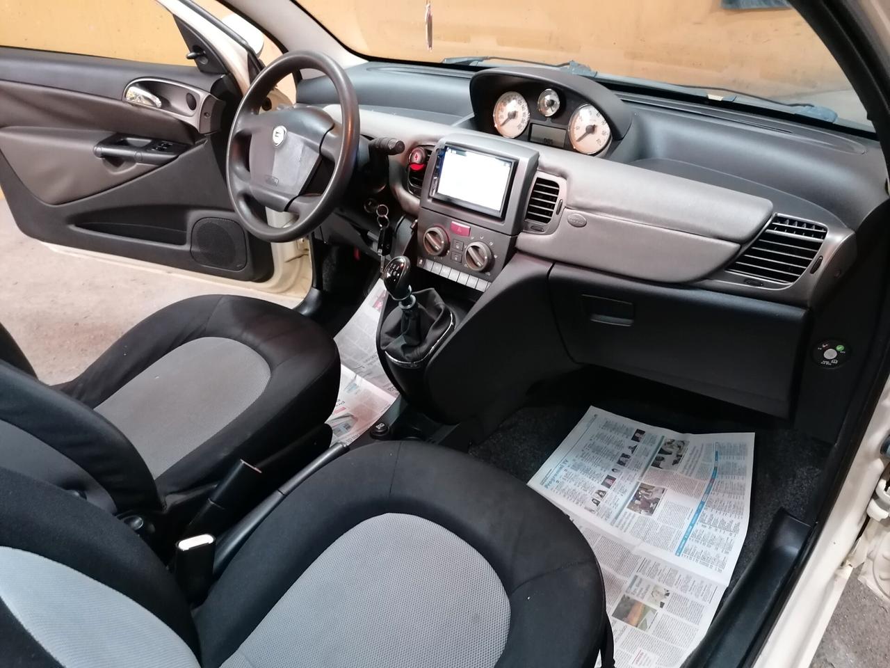 Lancia Ypsilon 1.4 16V Platino