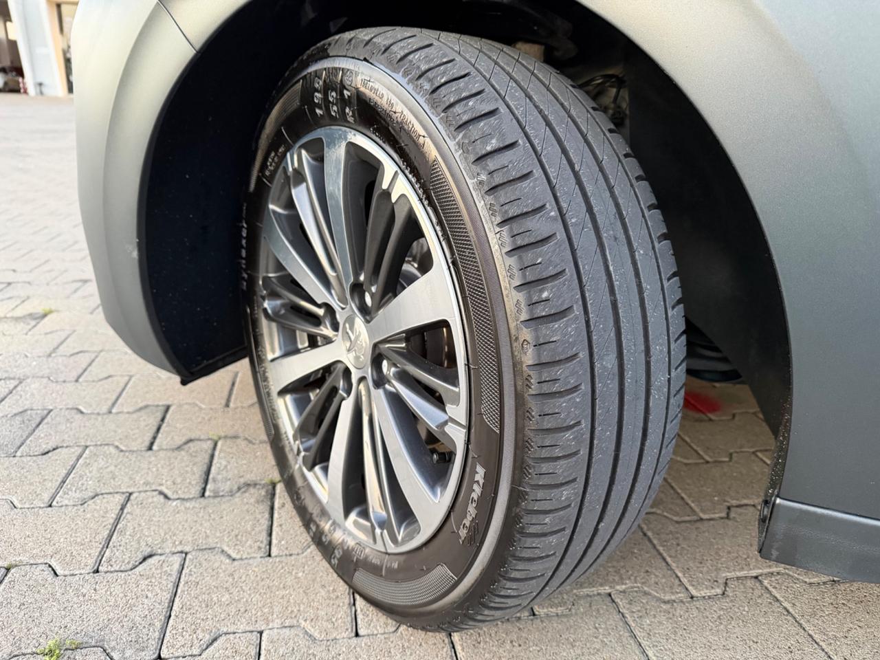 Peugeot 208 1.6 BlueHDi 100cv 5p. Allure GR. OPACO